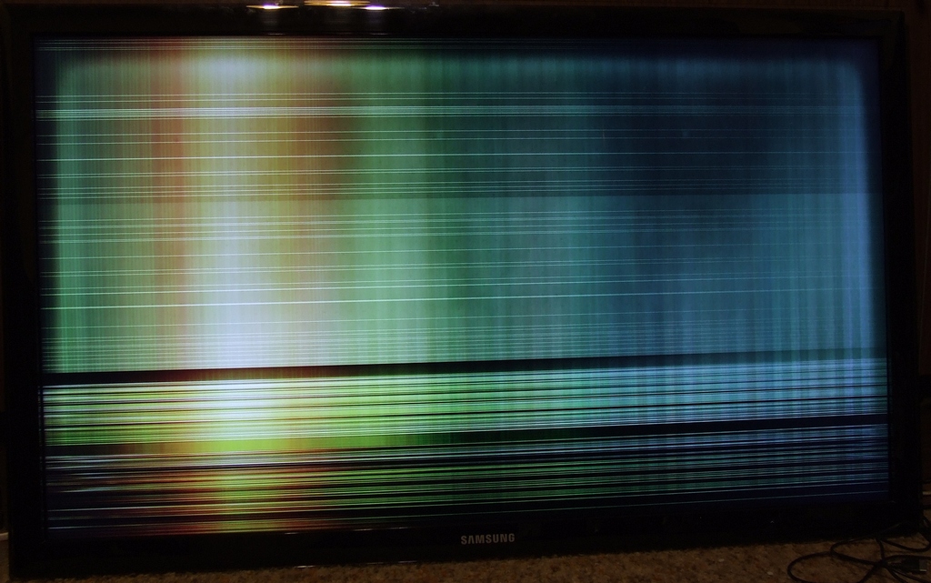 На экране 4 полосы. ЖК самсунг вертикальная полоса. ТВ Ролсен горизонтальные полосы. Телевизор Blaupunkt горизонтальные полосы. Samsung 2243nwx вертикальная полоса.