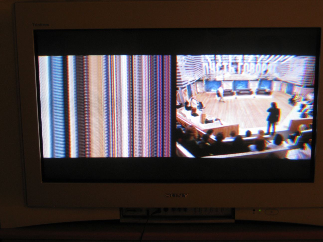 Телевизор завис и не реагирует. Поломка телевизора. Дефект экрана кинескопного телевизора. Экран поломки телевизора. Телевизор черный экран.