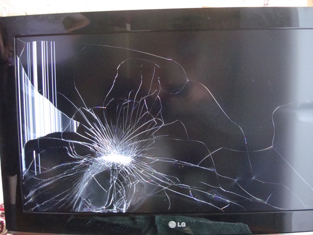 Сколько стоит разбитый. Разбитый монитор самсунг с24. Разбитый телевизор самсунг 55 дюймов. Лж ТВ разбит экран. Матрица на телевизор самсунг 55 сломалась.