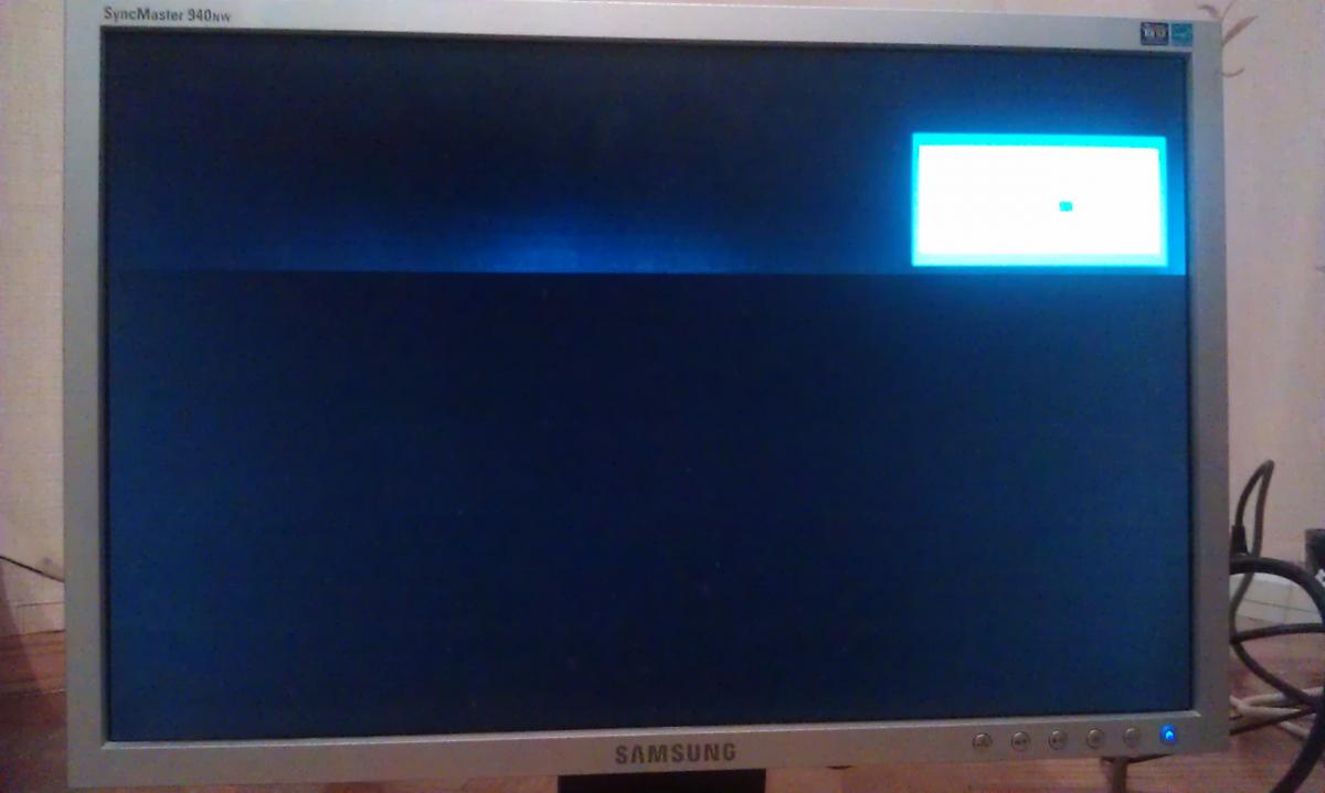 Самсунг не горит экран. SYNCMASTER 740bf. Samsung SYNCMASTER 940nw. Телевизор самсунг половина экрана темнее. Половина экрана черная на мониторе.