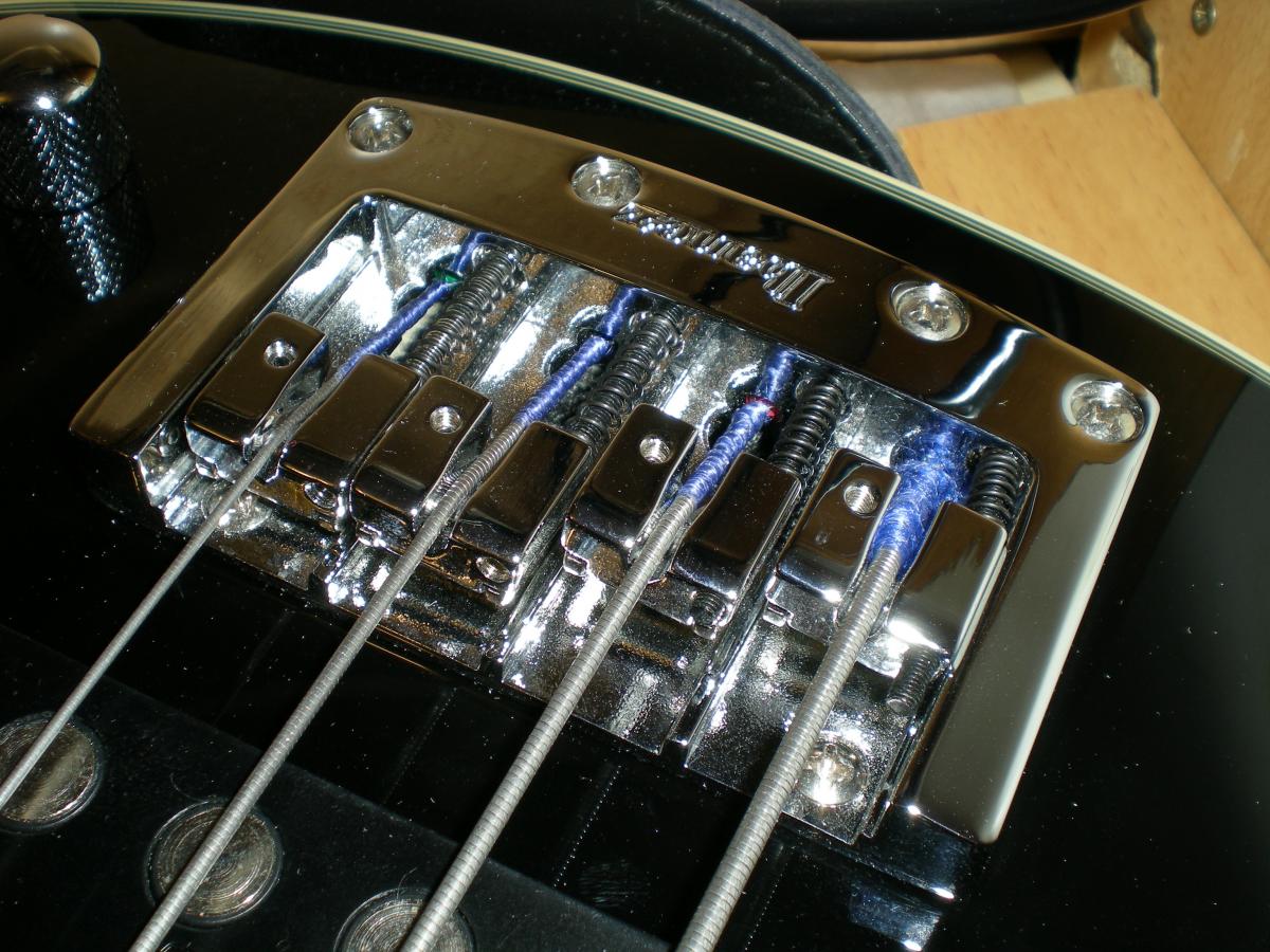 Звучание электрогитары. Ibanez SRX 300. Бас-гитара Ibanez srx360. Коробка для звука электрогитары. Датчики на электрогитаре громкость.