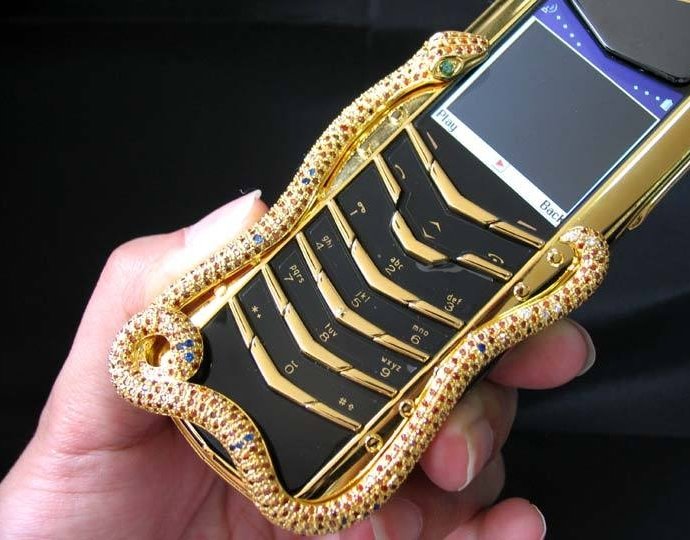 Самые дорогие телефоны фото. Vertu Boucheron Cobra. Vertu Signature Cobra. Vertu Boucheron Cobra 219 тысяч евро. Vertu Cobra 2023.